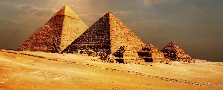 El supervisor de conservación del laboratorio, Eisa Zidan, dijo a Efe que la madera está "en condiciones muy malas, muy deteriorada", porque se filtró humedad en la cámara en la que estaban enterradas, junto a la pirámide de Keops, el segundo faraón de la IV dinastía, que reinó en Egipto entre el 2609 y el 2584 a.C.
(Dreamstime)