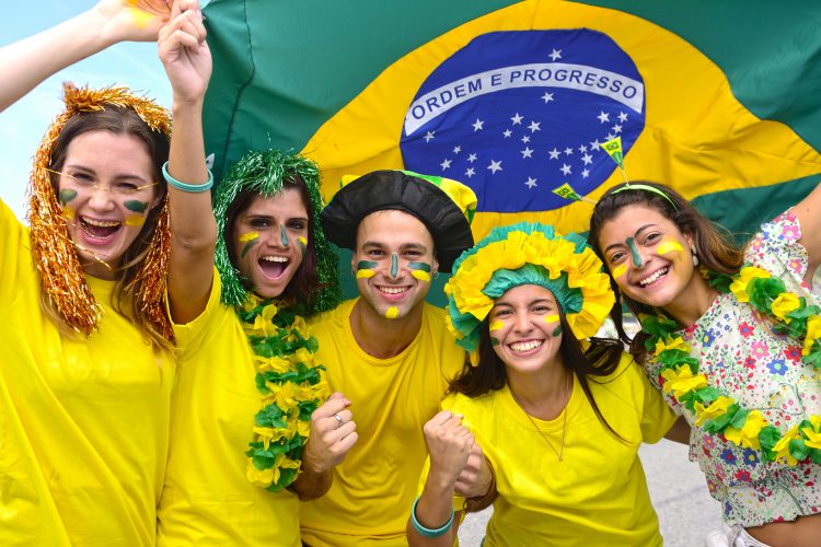 El centrocampista con camiseta cinco denunciará que Brasil es el número 5 en la lista de los países con mayores tasas de feminicidio en el mundo y el portero reserva con camisa doce alertará que las mujeres tan solo representan el 12 % entre los alcaldes del país.
(Dreamstime)