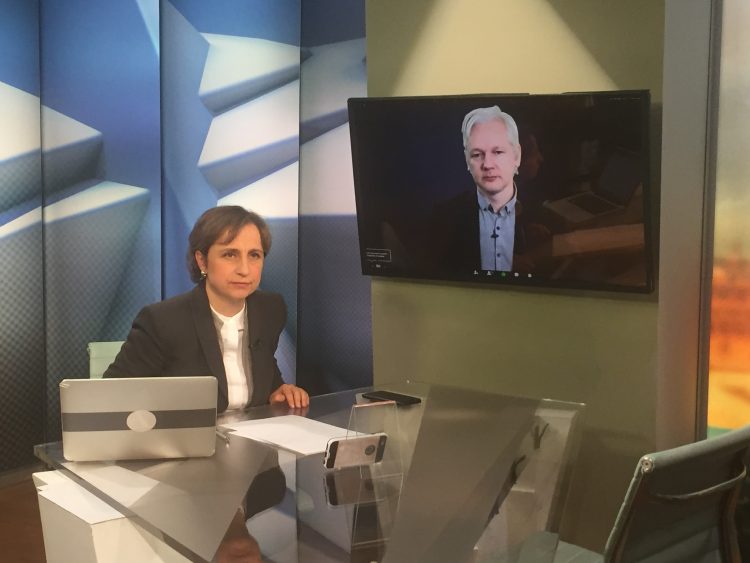 Julian Assange en entrevista exclusiva con Carmen Aristegui, en una serie especial de dos partes este lunes 17 y martes 18 de abril a las 11:00 p.m. (Miami) sólo en CNN en Español.
(Cortesía CNN)