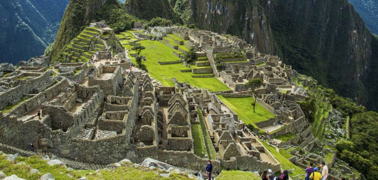 El presidente peruano rechazó que la reconstrucción vaya a tener un costo de 15.000 millones de dólares, como declaró el ministro de Defensa, Jorge Nieto, tras reunirse con empresarios asiáticos de construcción.
(Dreamstime)
