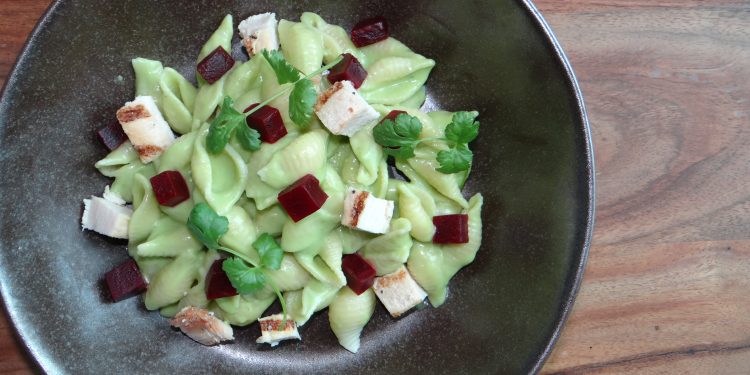 Mientras se cocina la pasta, coloca en la licuadora el aceite de oliva virgen, el vinagre de arroz, los aguacates, el jugo de limón, los chiles serranos, el cilantro, la sal y la pimienta. Licúa hasta obtener una salsa cremosa.
(Cortesía Passionforpasta.com)