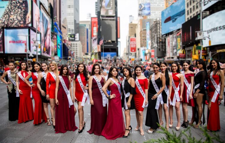 En la mañana las candidatas patrocinaron el concurso Nuestra Reina Latina USA en las calles de Times Square. (Cortesía Aja Vucinic)