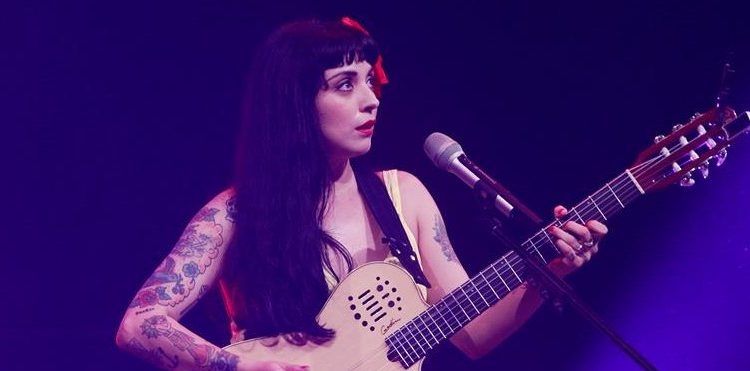 Bajo el nombre de "Amárrame", canción que la cantante interpreta con Juanes y que ha conseguido más de 39 millones de visitas en YouTube, la gira de Mon Laferte empezó el 11 de febrero en Tlaxcala (México) y recorrerá varias ciudades de América Latina y Estados Unidos