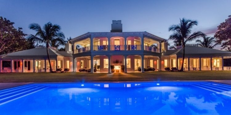 celine-dion-florida-home-sale-02-750x375 Celine Dion vende mansión en Florida por 44 millones menos de lo pedido