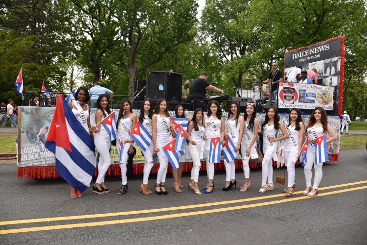 Las candidatas del Concurso de Belleza Nuestra Reina Latina USA estuvieron presentes durante el desfile y compartieron con los asistentes.