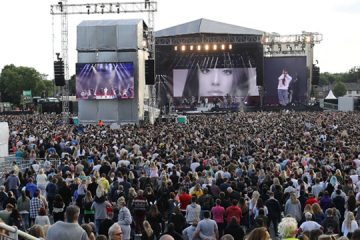 De los congregados, 14.000 personas ya estuvieron viendo a esa cantante hace quince días y regresaron hoy pese a que el reciente atentado en el Puente de Londres y en el mercado de Borough ha vuelto a conmocionar al Reino Unido (EFE)