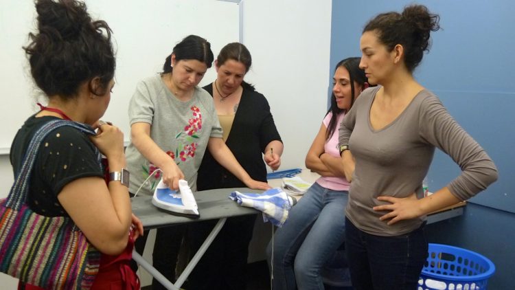 "Nanas", en una escena cumbre con la plancha, reciben instrucciones de la productora Berioska Ipinza. (Fotos por Marcela Álvarez )