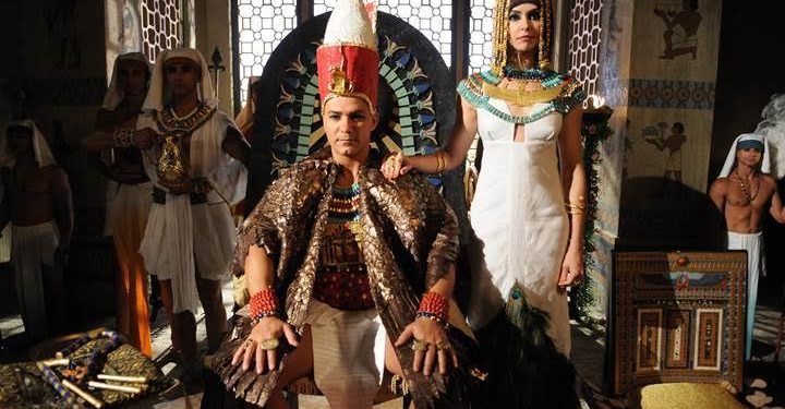 Leonardo Vieira como el faraón Apofis, Bianca Rinaldi como Tani, la esposa del faraón, en la nueva serie “José de Egipto” de Univision