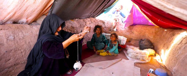 Familia inocente trata de descansar en un temporario refugio en  Herat provincia, Afghanistan.EFE/EPA/JALIL REZAYEE