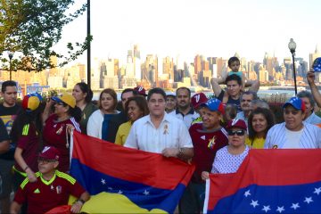 Más de 200 venezolanos se dieron cita en West New York para rendir un tributo a las víctimas y hacer un llamado a la acción por su país en crisis.