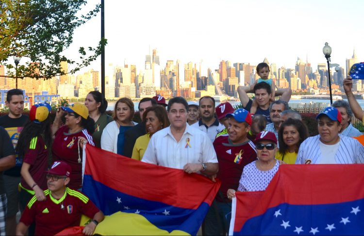 Más de 200 venezolanos se dieron cita en West New York para rendir un tributo a las víctimas y hacer un llamado a la acción por su país en crisis.