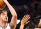 Pau Gasol (i) de Spurs lanza ante Karl-Anthony Towns (d) de Timberwolves el pasado, martes 17 de enero de 2017, durante su partido de la NBA en San Antonio (TX; EE.UU.). EFE/DARREN ABATE