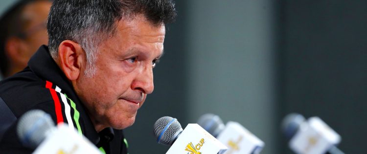 México recibe con insultos y gritos al profe Osorio