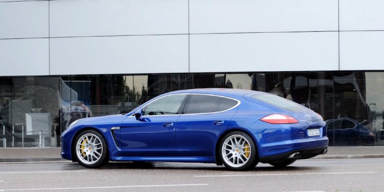 Vista de un Porsche Panamera aparcado en frente de la compañía Porsche en Stuttgart (Alemania) el 14 de julio de 2009. El Gobierno alemán confirmó el, 24 de julio de 2017, que las autoridades de defensa de la competencia europeas investigan la existencia de un presunto cartel de los fabricantes de automóviles Volkswagen (VW), Audi, Porsche, BMW y Daimler, que acordaban desde los años 90 cuestiones relacionadas con tecnología, costes, suministradores e incluso la limpieza de las emisiones de los vehículos diesel. EFE/Bernd Weissbrod PROHIBIDO SU USO EN ALEMANIA