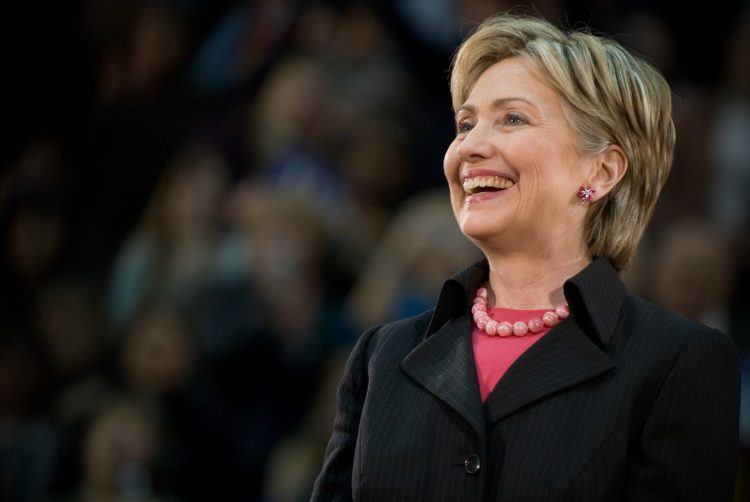 Según el texto, Clinton también habla en su libro sobre las "dificultades de ser una mujer fuerte ante la mirada del público, las críticas sobre su voz, su edad, su apariencia, y los dobles estándares a los que se tienen que enfrentar las mujeres en política".
(Dreamstime)