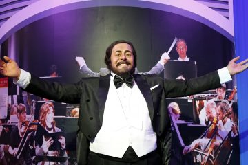 El disco también incluye el concierto de Navidad celebrado en diciembre de 1999 en el Konzerthaus de Viena que reunió a Pavarotti con Plácido Domingo y José Carreras, el trío mundialmente conocido como "Los Tres Tenores", acompañados del Coro de Niños de Gumpoldskirchen y la Orquesta Sinfónica de Viena, dirigida por Steven Mercutio.
(Dreamstime)