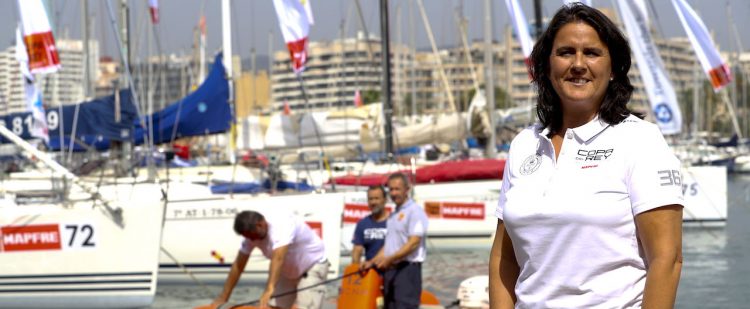 La tenista Conchita Martínez posa durante su visita al Club Naútico de Palma, en el que presenciará la segunda jornada 36 edición de la Copa del rey de Vela que comenzará este miércoles en la bahía de Palma. EFE/Ballesteros