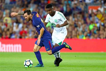 El delantero argentino del Barcelona Leo Messi (i) pelea un balón con Moisés Ribeiro, del Chapecoense, en partido correspondiente al Trofeo Joan Gamper que se disputa esta noche en el Camp Nou. EFE/Toni Albir