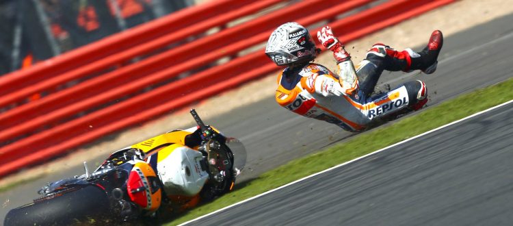 El piloto español de MotoGP Marc Marquez, de Repsol Honda, cae durante la sesión de entrenamientos para el Gran Premio de Gran Bretaña en el circuito de Silverstone en Northampton (Reino Unido) el pasado, 25 de agosto de 2017. EFE/Tim Keeton
