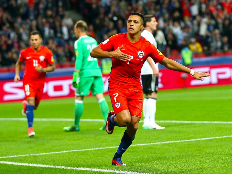 El delantero chileno Alexis Sánchez celebra tras marcar el 1-0 frente a la selección de Alemania durante un encuentro de fase de grupos perteneciente a la Copa Confederaciones 2017, disputado en el Kazan Arena, en Kazán (Rusia), el pasado, 22 de junio de 2017. EFE/Tolga Bozoglu