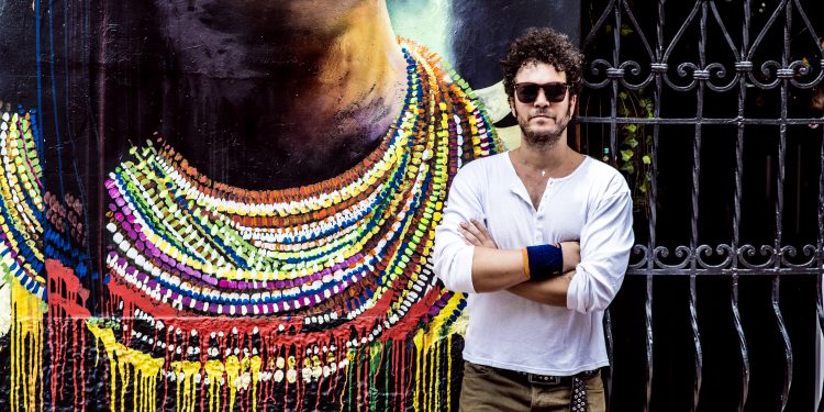 El cantante colombiano presenta su nueva canción, una explosiva colaboración junto a Descemer Bueno