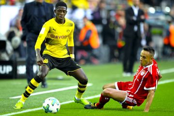 Dortmund's Ousmane Dembele (L) en acción cotta el jugador Rafinha (R) de Bayern's. EFE/EPA/FRIEDEMANN