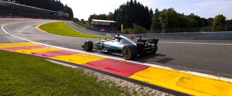 El piloto británico Lewis Hamilton, de Mercedes AMG, participa en la primera sesión de entrenamientos libres en el circuito de Spa-Francorchamps, Bélgica, el pasado, 25 de agosto de 2017. El Gran Premio de Bélgica de Fórmula Uno se disputará el próximo 27 de agosto. EFE/Valdrin Xhemaj