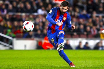 El delantero argentino del FC Barcelona Leo Messi chuta para marcar el tercer gol ante el Athletic de Bilbao, durante el partido correspondiente a la vuelta de los octavos de final de la Copa del Rey disputado en el Camp Nou, en Barcelona. EFE/Quique García