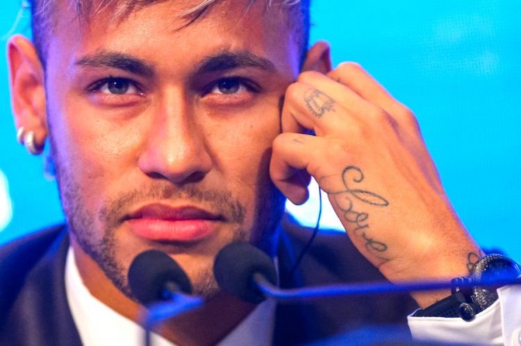 Neymar, pone a bailar samba al PSG de Francia