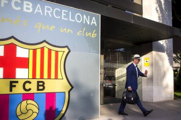 El abogado de Neymar, Juan de Dios Crespo, sale de las oficinas del FC Barcelona, donde los representantes legales del delantero brasileño han pagado los 222 millones de euros que cuesta rescindir el contrato del jugador. EFE/Quique García