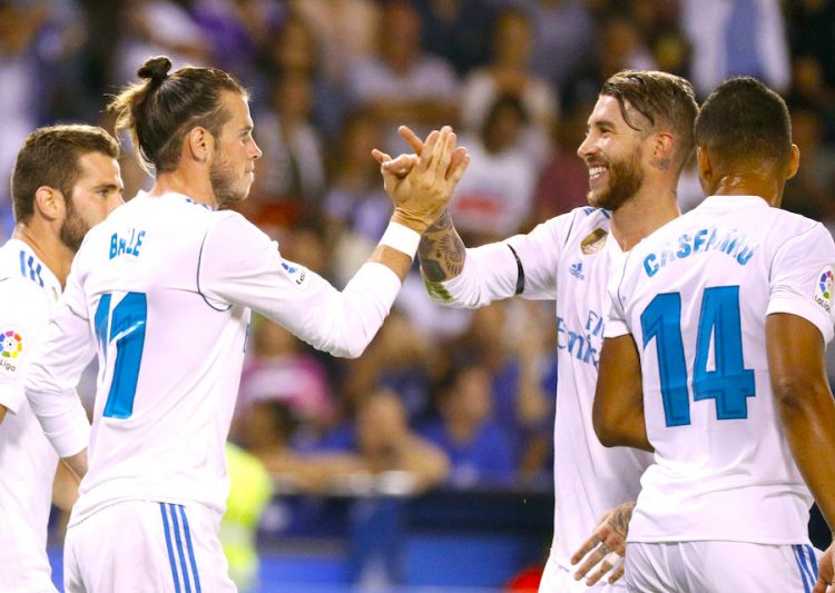 El delantero galés del Real Madrid Gareth Bale (i) celebra con Sergio Ramos su gol frente al Deportivo de La Coruña, durante el partido de la primera jornada de Liga en Primera Division que se juega esta noche en el estadio de Riazor, en A Coruña. EFE/Lavandeira jr