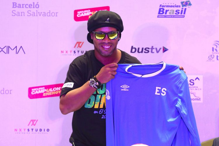 El exfutbolista Ronaldinho Gáucho muestra una camisa de la selección salvadoreña de fútbol que le fue obsequiada durante una rueda de prensa el, domingo 6 de agosto de 2017, en San Salvador (El Salvador).  EFE/Rodrigo Sura