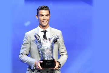 El delantero portugués del Real Madrid, Cristiano Ronaldo, posa con el trofeo como mejor jugador de Europa en la temporada 2016/2017, durante la Gala de la UEFA celebrada antes del sorteo de la Liga de Campeones, en el Forum Grimaldi de Montecarlo, Mónaco, el pasado 24 de agosto del 2017. EFE/Sebastien Nogier