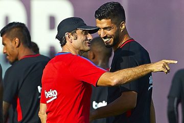 El técnico del Barcelona, Ernesto Valverde (i), habla con el uruguayo Luis Suárez (d) durante el entrenamiento. EFE/Alejandro García
