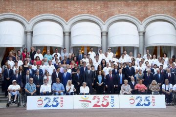 Foto de familia del rey Felipe VI (c) con las autoridades y los atletas que participaron en los Juegos Olímpicos de Barcelona 92, en un acto organizado para conmemorar el 25 aniversario de la cita olímpica. EFE/Marta Pérez