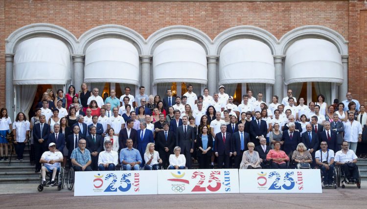 Foto de familia del rey Felipe VI (c) con las autoridades y los atletas que participaron en los Juegos Olímpicos de Barcelona 92, en un acto organizado para conmemorar el 25 aniversario de la cita olímpica. EFE/Marta Pérez