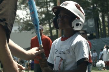 En los últimos diez años, Chevrolet ha apoyado el béisbol a nivel juvenil, donando más de 90.000 kits de equipo, Impactando a más de 5,2 millones de niños en los Estados Unidos. (cortesía Chevrolet)
