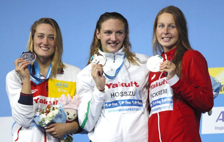 La nadadora española Mireia Belmonte (i), la húngara Katinka Hosszu (c) y la canadiense Sydney Pickrenm posan con las medallas de plata, oro y bronce, respectivamente, conseguidas en la final de los 400m estilos femeninos del Mundial de Natación que se disputa en Budapest (Hungría). EFE/Alberto Estévez