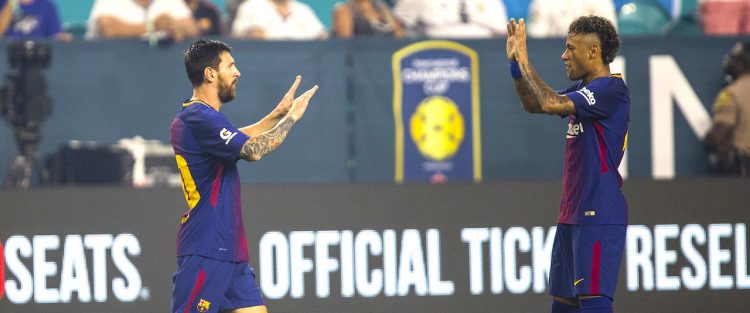 Los jugadores del F.C. Barcelona Messi (i) y Neymar (d) se felicitan el, sábado 29 de julio de 2017, durante el partido entre el Real Madrid y el F.C. Barcelona del torneo Internantional Champions Cup que se disputa en el estadio Hard Rock de Miami, Florida (EE.UU.). EFE/Edu Bayer