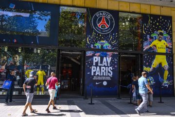 El delantero brasileño Neymar Jr posa para los fotógrafos durante su presentación como nuevo jugador del equipo francés París Saint-Germain (PSG) en el estadio del Parque de los Príncipes en París (Francia) el pasado 4 de agosto del 2017, donde anunció que ha fichado por el club galo para buscar "algo más grande" y "un nuevo desafío", pero negó que lo haya hecho para alcanzar un mayor protagonismo del que tenía en el Barcelona. EFE/CHRISTOPHE PETIT TESSON