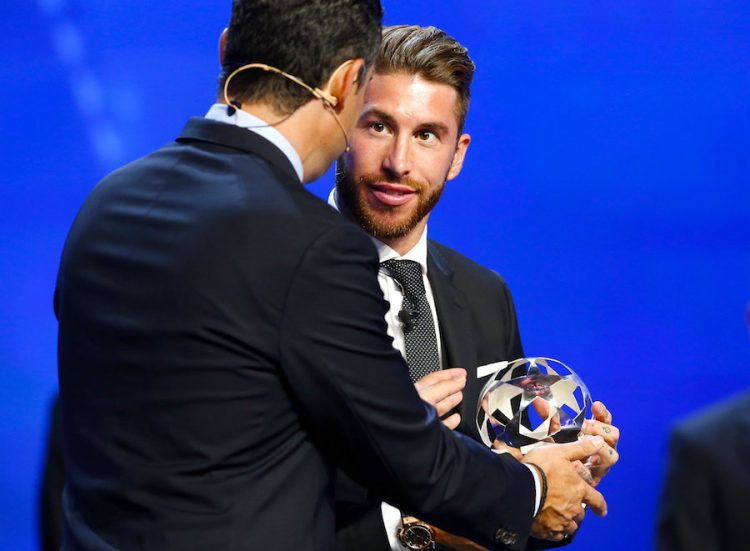 El defensa del Real Madrid, Sergio Ramos (dcha), recibe el trofeo como mejor defensa de Europa en la temporada 2016/2017, durante la Gala de la UEFA celebrada antes del sorteo de la Liga de Campeones, en el Forum Grimaldi de Montecarlo, Mónaco, el pasado 24 de agosto del 2017. EFE/Sebastien Nogier