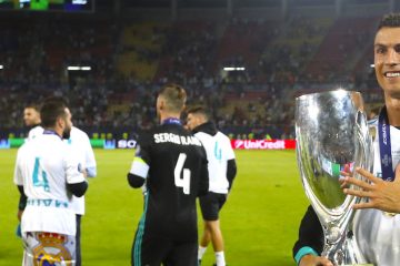 El delantero portugués del Real Madrid Cristiano Ronaldo posa con el trofeo, tras vencer al Manchester United en la final de la Supercopa de Europa disputado en el estadio Filip II de Skopje, en Macedonia. EFE/Javier Etxezarreta