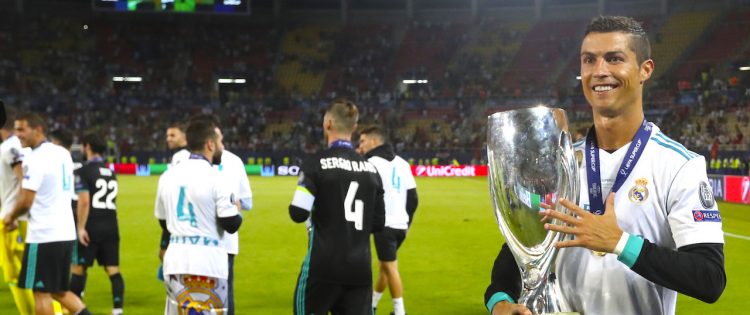 El delantero portugués del Real Madrid Cristiano Ronaldo posa con el trofeo, tras vencer al Manchester United en la final de la Supercopa de Europa disputado en el estadio Filip II de Skopje, en Macedonia. EFE/Javier Etxezarreta