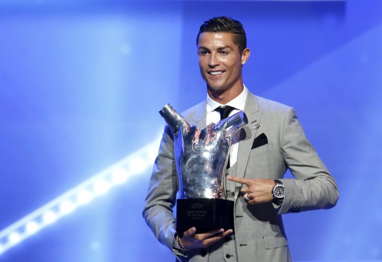 El delantero portugués del Real Madrid, Cristiano Ronaldo, posa con el trofeo como mejor jugador de Europa en la temporada 2016/2017, durante la Gala de la UEFA celebrada antes del sorteo de la Liga de Campeones, en el Forum Grimaldi de Montecarlo, Mónaco, el pasado 24 de agosto del 2017. EFE/Sebastien Nogier