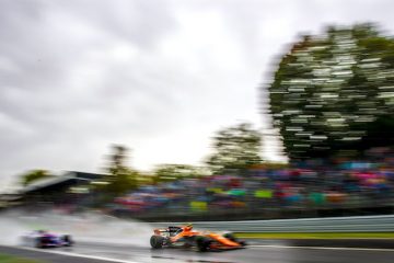 Monza (Italy), 02/09/2017.- Belgian Formula One driver Stoffel Vandoorne (R) of McLaren-Honda and Spanish driver Carlos Sainz (L) of Scuderia Toro Rosso in action during the qualifying session at the Formula One circuit in Monza, Italy, 02 September 2017. The 2017 Formula One Grand Prix of Italy will take place on 03 September 2017. (Fórmula Uno, Italia) EFE/EPA/SRDJAN SUKI
