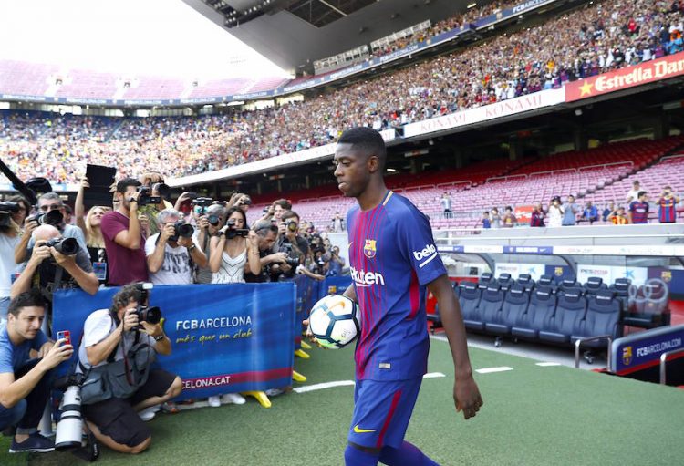 El nuevo fichaje del FC Barcelona, el francés Ousmane Dembélé, salta al Camp Nou, en su presentación como nuevo jugador del equipo azulgrana. EFE/ Andreu Dalmau.