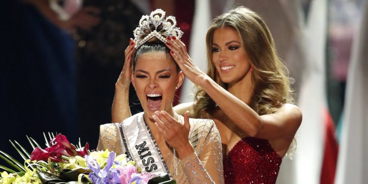 La joven natural de Sedgefield recibió la corona de la francesa Iris Mittenaere, que ganó el título de Miss Universo de 2016.
(Dreamstime)