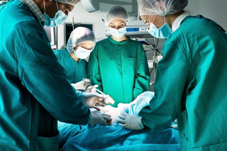Canavero adelantó que el trasplante podría costar unos 100 millones de dólares, involucraría a varias decenas de cirujanos y otros especialistas, y se prolongaría durante cerca de 24 horas de procedimientos.
(Dreamstime)