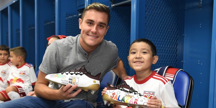 Tras el partido, los Red Bull se reunieron con los niños, quienes diseñaron los tacos mientras pasaban un día en la práctica de Red Bull este verano.