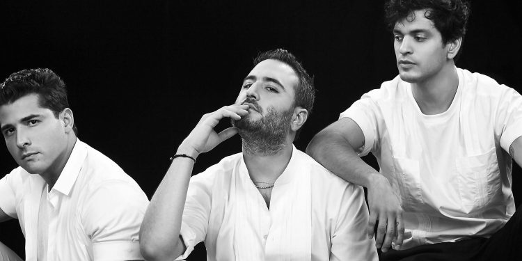 Después del éxito masivo de "Me Niego" al lado de Ozuna y Wisin, que ha recibido más de 500 millones de visitas en YouTube y 250 millones de transmisiones en Spotify, la banda mexicana 'Reik', estrena su último single: "Amigos Con Derechos" al lado de Maluma.